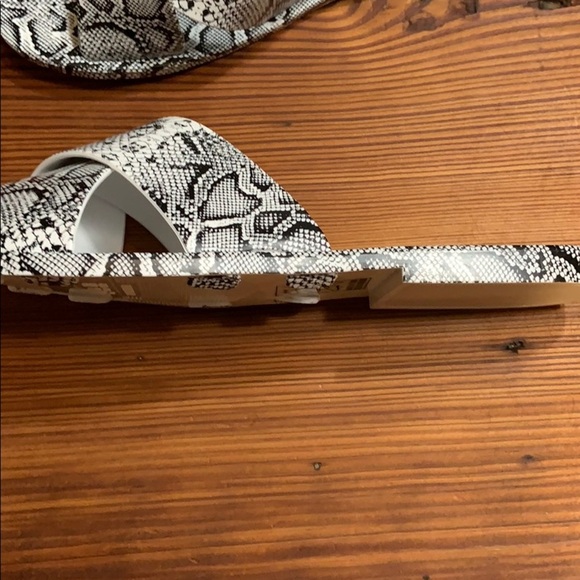 17. Qupid White/ Black Snake Slides / Sandals - Picture 3 of 6